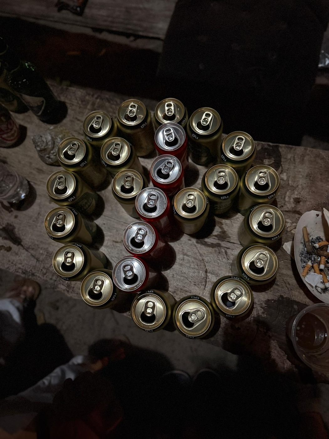Zu einem Peace-Zeichen gestapelte Bierdosen auf dem Tisch der Freedom Bar